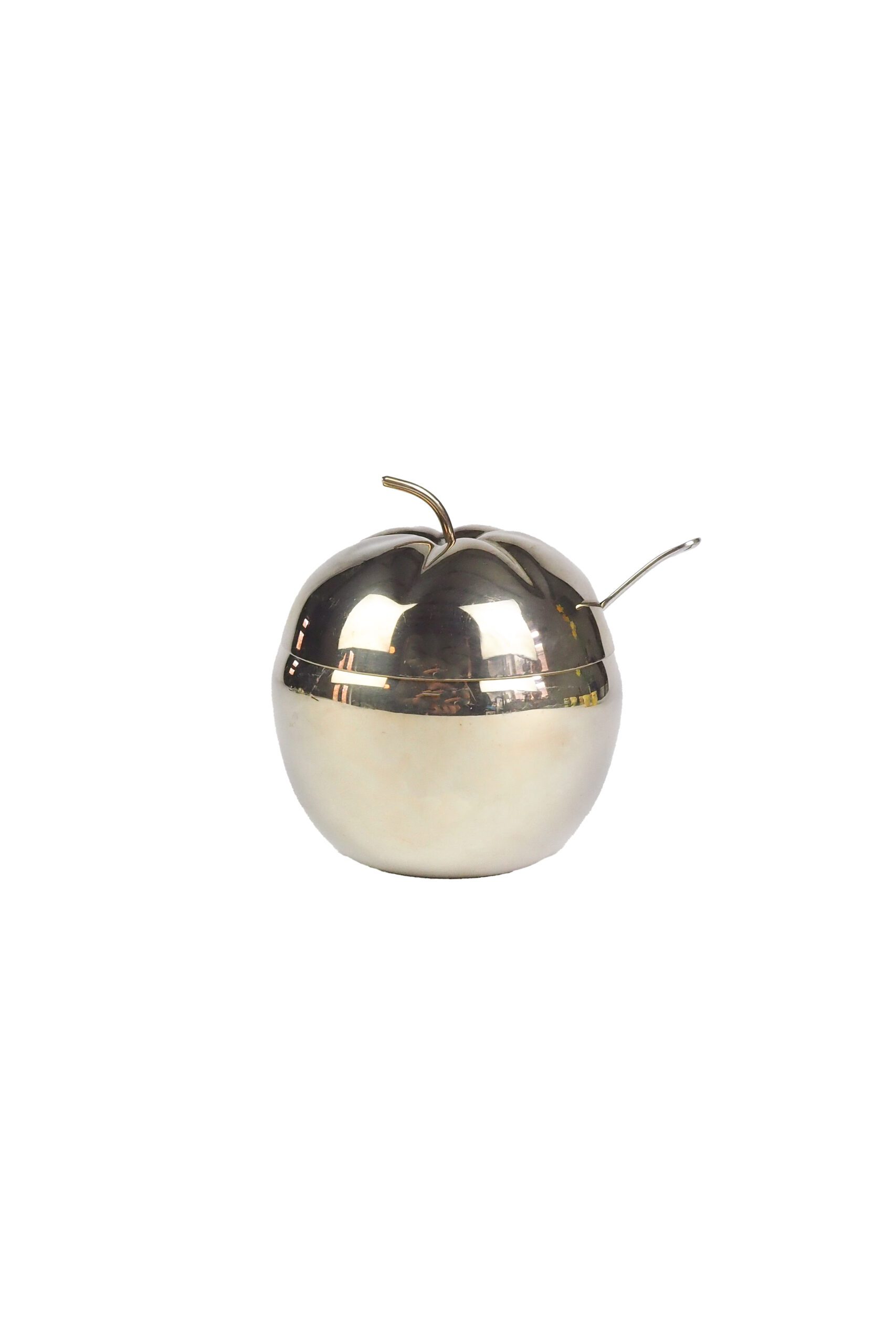 This stylish Vintage Silver Plate Apple Pot is the perfect little serving bowl. Lined with an opaline glass dish, this apple is ideal for sugar, apple sauce or your favourite chutney. Sourced Exclusively for Wildmore