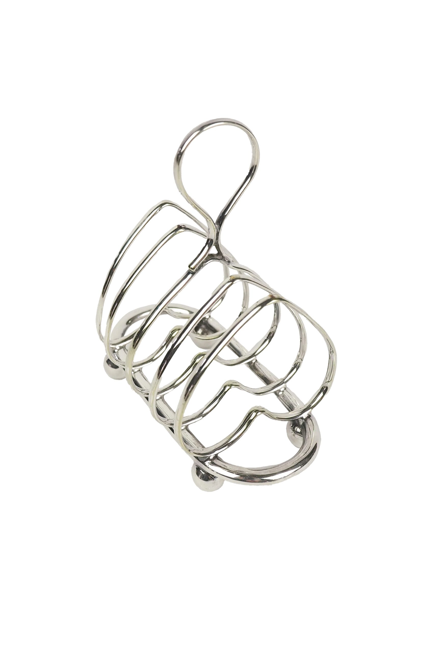 A vintage Silver Plated Toast Rack. Awonderful toast rack with round bun feet and heart shaped racks. Wildmore