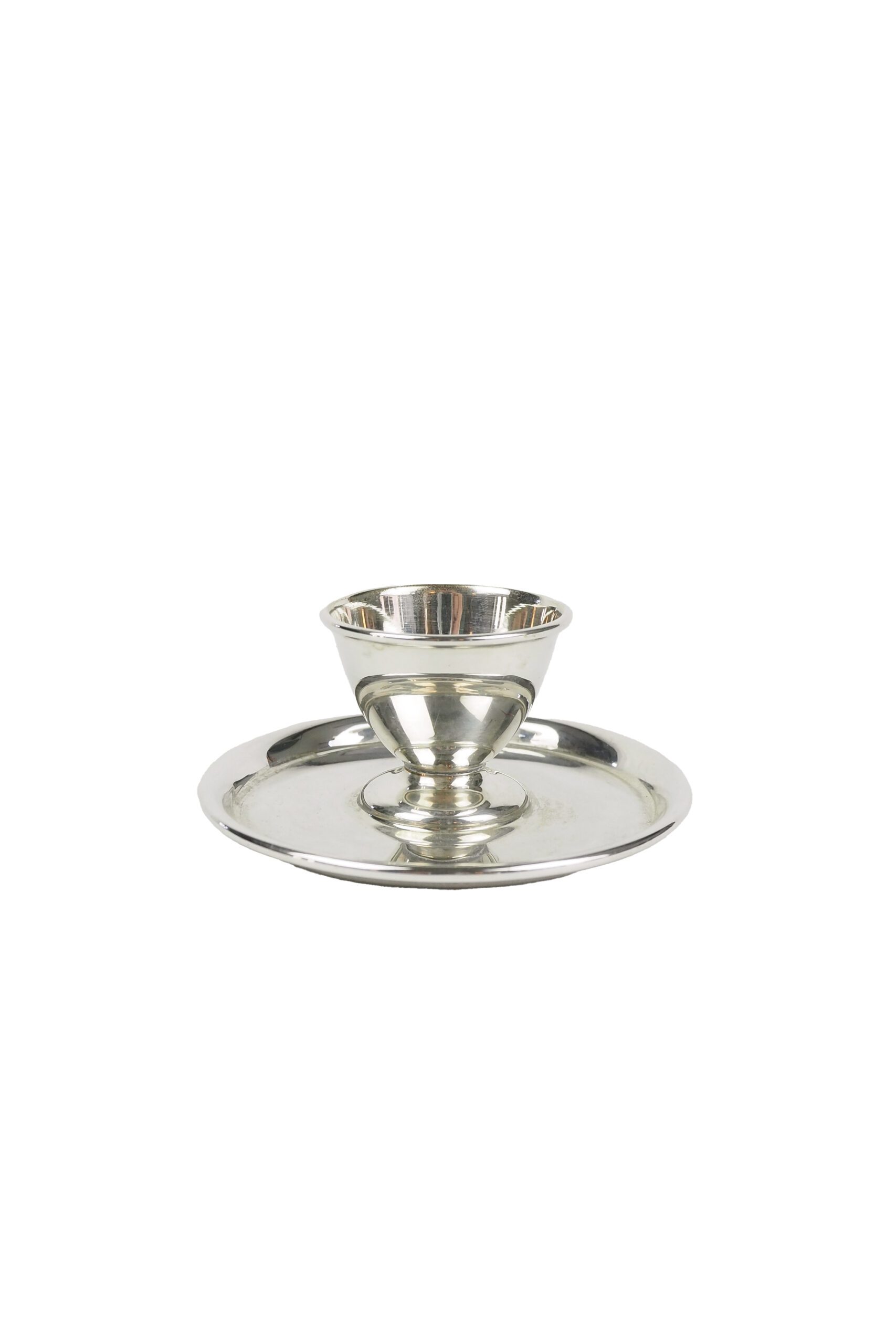 A vintage Silver Plated Egg Cup. This wonderful egg cup has a simple and elegant style. Wildmore
